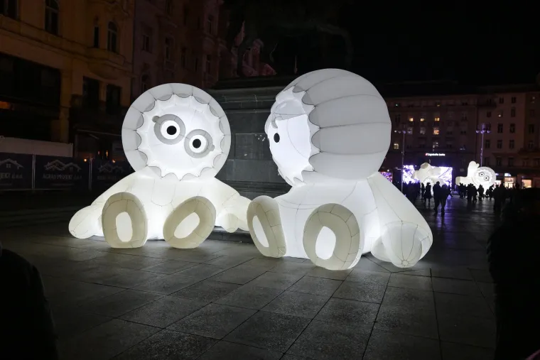 Svjetla preplavila Zagreb: Pogledajte prizore koje su svi fotografirali
