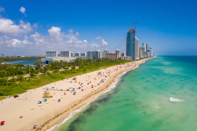 1. Haulover Beach Park, Florida, SAD (97/100): Ova plaža je jedna od najpopularnijih nudističkih plaža u Floridi. No, čak i ako posjetitelji preferiraju ostati odjeveni, ova plaža nudi nešto za svakoga - mirni valovi i bistra voda savršeni su za plivanje. Plaža duga 2,4 kilometra smještena je sjeverno od Miami Beacha. Haulover Beach Park poznat je po plavetnilu mora i mekom pijesku. 