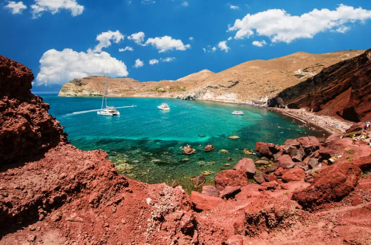 3. Crvena plaža, Santorini, Grčka (70/100): Plaža od vulkanskog pijeska na otoku Santorini u Egejskom moru poznata je po svom crvenkastom pijesku i popularna je turistička atrakcija. Pijesak se sastoji od crne i crvene usitnjene vulkanske stijene. Vulkanske erupcije dovele su do stvaranja ovog prelijepog mjesta koje svake godine posjećuju mnogi turisti. Okružena je ogromnim vulkanskim stijenama, crnim i crvenim šljunkom te pijeskom raznih boja, uglavnom crvene, koji stvara poseban pejzaž koji privlači i očarava svakog posjetitelja.