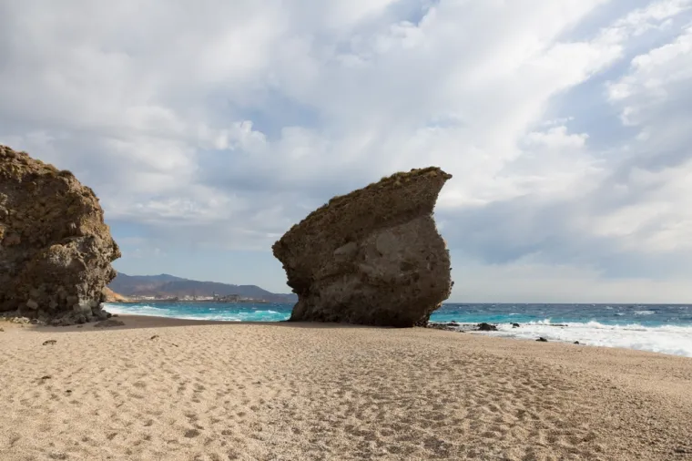 5. Playa de los Muertos, Španjolska (67/100): Smještena u Cabo de Gata, ovo je jedna od najljepših prirodnih ljepota u Europi. Playa de los Muertos očarava posjetitelje svojim rajskim pejzažem bijele pješčane plaže. Nalazi se između dva sela, Carboneras i Agua Amarga. Plaža je često rangirana kao jedna od najboljih plaža u Španjolskoj. The Guardian ju je 2019. godine uvrstio na popis 40 najistaknutijih plaža u Europi. Plaža Los Muertos je dugačka više od jednog kilometra i široka 30 metara. U sredini obale uzdiže se ogromna stijena.
