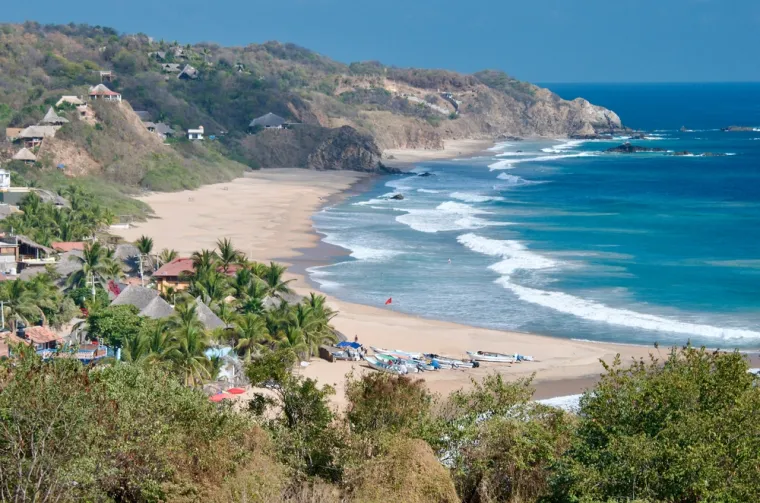 6. Playa Zipolite, Meksiko (66/100): Plaža se nalazi u općini San Pedro Pochutla na južnoj obali države Oaxaca u Meksiku, između Huatulca i Puerto Escondida. Zipolite je najpoznatija kao prva i jedina javna nudistička plaža u Meksiku te zbog toga što je sačuvala hipi kulturu koja je učinila popularnom 1970-ih. Plaža je popularna među stranim turistima. Mještani ovu plažu nazivaju &quot;Plažom mrtvih&quot;. Iako je vrlo popularna i blizu mnogih atraktivnih odmarališta, to je ujedno i najopasnija plaža u Meksiku, koja svake godine odnese oko 50 života zbog snažnih struja.