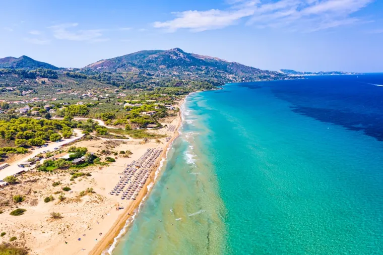 9. Plaža Banana, Grčka (54,9/100): Jedna je od najdužih pješčanih plaža na otoku i popularna je među lokalnim stanovništvom i turistima jer se ondje nalaze barovi i ima veliku ponudu vodenih sportova. Plaža je prostrana i ističe se zlatnim pijeskom, a idealna je i za gledanje zalaska sunca. U blizini se nalazi Mikri Banana, manja nudistička plaža. 