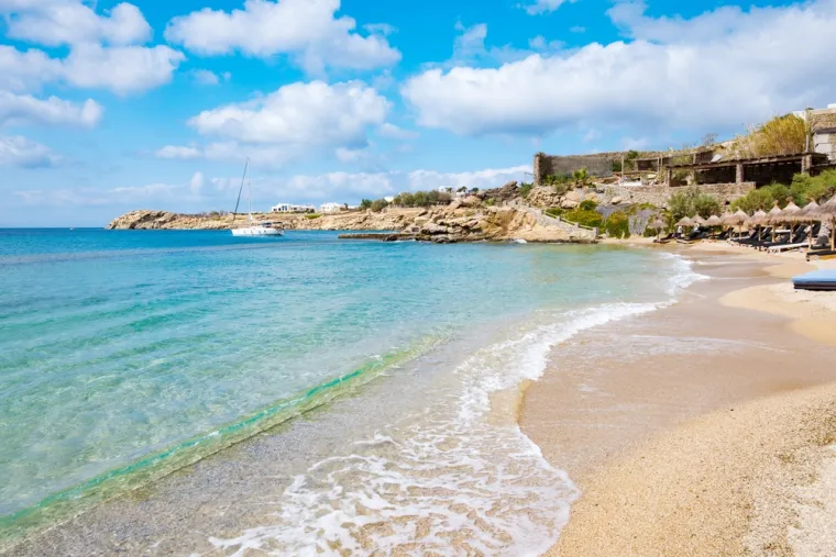 10. Paradise Beach, Mykonos, Grčka (54,7/100): Mykonos je poznat po plažama i zabavama, a na Paradise Beachu možete uživati u jednom i drugom. Tijekom dana možete se opuštati na plaži ili uživati u vodenim aktivnostima poput vožnje na banani i jet skiju. Kasno poslijepodne ova plaža postaje centar zabave jer barovi i klubovi privlače ljubitelje partija koji se na njoj zadržavaju sve do izlaska sunca. Paradise Beach nalazi se na južnom dijelu otoka, 6 km od Chore. Nudi razne sadržaje i atrakcije za turiste i mještane. Plaža je popularna upravo zbog noćne zabave, pa je većina posjetitelja ljeti mlađe životne dobi. 