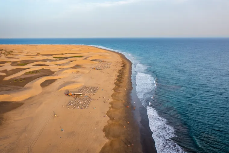 12. Playa de Maspalomas, Gran Canaria, Španjolska (54/100): Jedna je od najpoznatijih plaža na tom području i poznata je po impozantnim pješčanim dinama i starom svjetioniku iz 1890. godine. Okružena je hotelima i restoranima, a mnogi je smatraju dobrim mjestom za boravak tijekom odmora na Kanarskim otocima. Plaža se nalazi na južnom dijelu Gran Canarije i proteže se na 2700 metara zlatnog pijeska, što je čini idealnom za vodene sportove. Na plaži se nalazi i poseban dio za nudiste.