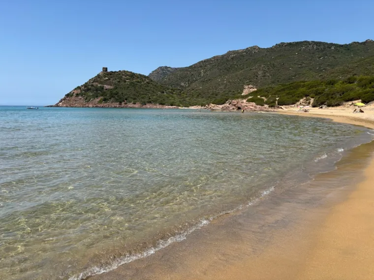 14. Porto Ferro Beach, Sardinija, Italija (53/100): Plaža se nalazi na sjeverozapadnoj obali Sardinije i poznata je po svojim zlatnim pješčanim površinama i kristalno čistoj vodi. Plažu okružuju visoke dine i borove šume. Idealna je za surfanje, windsurfing i opuštanje uz zadivljujuće planinske poglede. Nudi mirnu atmosferu, savršenu za one koji žele uživati u prirodnoj ljepoti Sardinije. Plaža je prilagođena osobama s invaliditetom i kućnim ljubimcima.