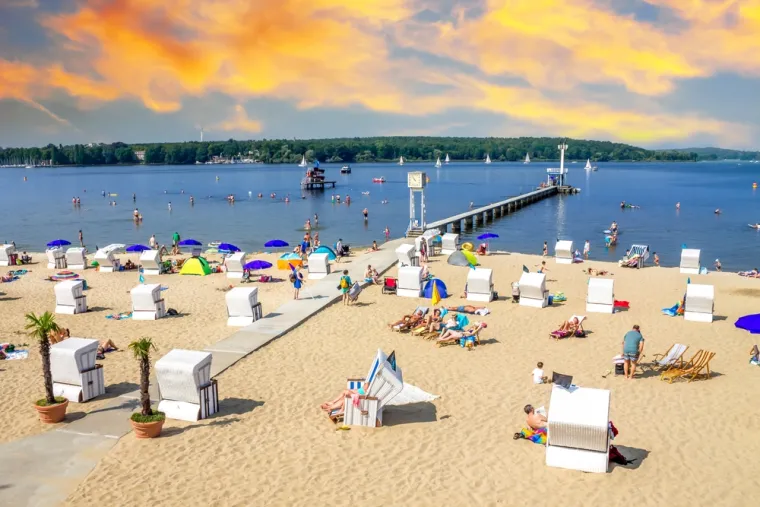 15. Wannsee, Berlin, Njemačka (52/100): Popularno kupali&scaron;te smje&scaron;teno je na istočnoj obali jezera Gro&szlig;er Wannsee, velikog zaljeva rijeke Havel u Berlinu. Ova plaža otvorena je 1907. godine, a jedno je od najvećih kopnenih kupali&scaron;ta u Europi. Duga je 1275 metara i &scaron;iroka 80 metara, a pijesak koji prekriva obalu dolazi s Baltika. Na plaži postoji odvojeni prostor za nudiste, koji je poznat po opu&scaron;tenoj atmosferi.