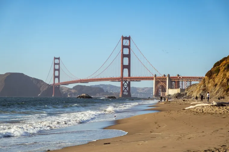 16. Baker Beach, San Francisco, SAD (52/100): Ova javna plaža na poluotoku San Francisco, u Kaliforniji, nalazi se uz obalu Tihog oceana na zapadnoj strani grada. Duga je oko 800 metara i proteže se od Golden Gate Pointa prema Seacliff poluotoku. Sjeverni dio Baker Beacha često posjećuju nudisti pa je taj dio plaže poznat kao nudistička plaža. Veliki valovi i opasne struje čine plažu nesigurnom za plivanje, ali ondje se pružaju panoramski pogledi na most Golden Gate, Marin Headlands i Lands End.