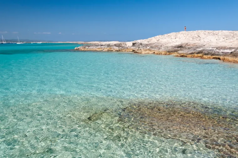 17. Playa de Ses Illetes, Formentera, &Scaron;panjolska (52/100): Najljep&scaron;a plaža na Formenteri smje&scaron;tena je na sjevernom dijelu otoka. Plaža Ses Illetes, koja se nalazi u prirodnom parku Ses Salines, jedno je od pravih blaga Formentere. Poznata po kristalno čistom moru i bijelom pijesku, ova plaža nudi poseban doživljaj koji privlači posjetitelje iz cijelog svijeta. Ses Illetes je mnogo vi&scaron;e od obične plaže, to je destinacija međunarodno priznata zbog svoje neusporedive prirodne ljepote. Prirodna bogatstva koja okružuju Ses Illetes, od dina do flore i faune, čine je savr&scaron;enim mjestom za one koji traže autentičnu povezanost s prirodom.