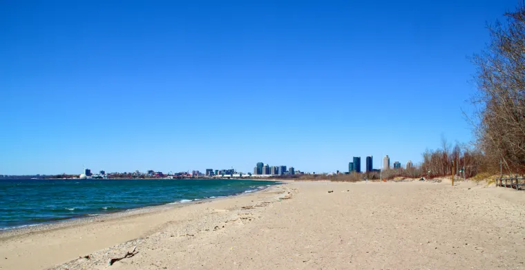 18. Hanlan&rsquo;s Point Beach, Toronto, Kanada (51/100): Ova nudistička plaža na zapadnoj strani Toronto Islands u Torontu, nalazi se uz obalu jezera Ontario. Hanlan's plaža je poznata kao jedno od deset najstarijih queer prostora na svijetu te kao mjesto prve Povorke ponosa u Kanadi 1971. godine. Plaža Hanlan's Point bila je popularno ljetno odredi&scaron;te krajem 19. i početkom 20. stoljeća i važna je za okupljanje gay zajednice iz Toronta od 1950-ih.