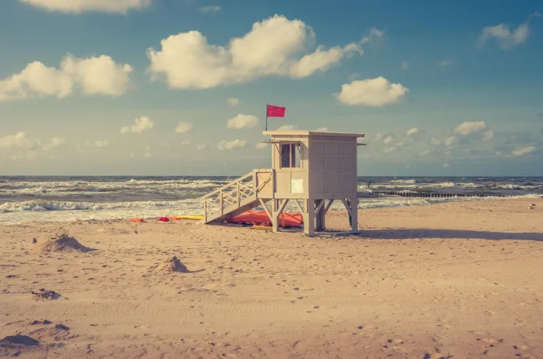 19. Rowy Beach, Rowy, Poljska (51/100): Plaža je pje&scaron;čana i &scaron;iroka, proteže se vi&scaron;e od 400 metara. More je obično mirno i hladno. Posjetitelje se podizanjem crvene zastave upozorava na nadolazeće jake vjetrove i visoke valove. Rowy nudi mno&scaron;tvo kulturnih događanja, a predstavlja i izvrsnu polazi&scaron;nu točku za posjet mnogim drugim zanimljivim mjestima, kao &scaron;to su jezero Gardno, Słowiński nacionalni park te muzeji i spomenici u Ustki i Słupsku.