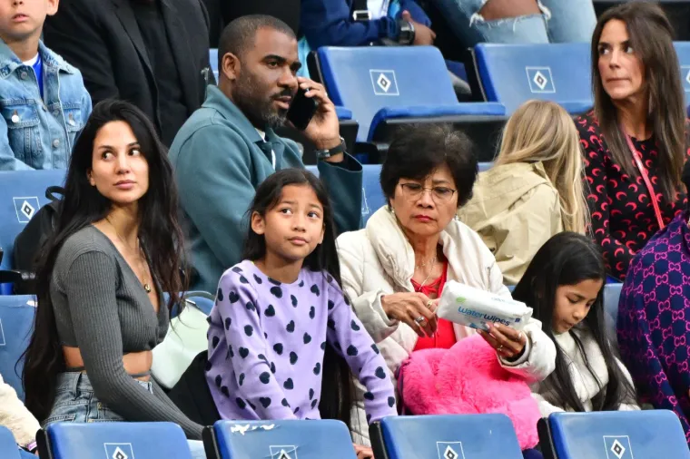 Zajedno imaju tri kćeri: Ayleen-Grace (8), Aymma-Lyse (6) i Ayva-May (3). 