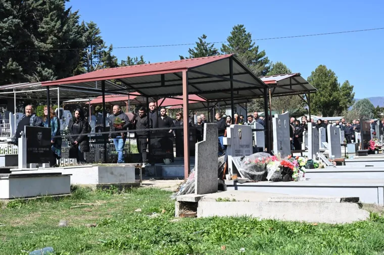 Ispraćaje koji su počeli u 12 sati po lokalnom vremenu na groblju u Kočanima predvodi poglavar Makedonske pravoslavne crkve arhiepiskop Stefan. Ulice tog gradića s 24 tisuća stanovnika, u kojem će biti pokopan velik dio žrtava, u četvrtak su prije ceremonije bile većinom prazne, osim nekoliko desetaka policajaca i komunalnih radnika koji su ih čistili.