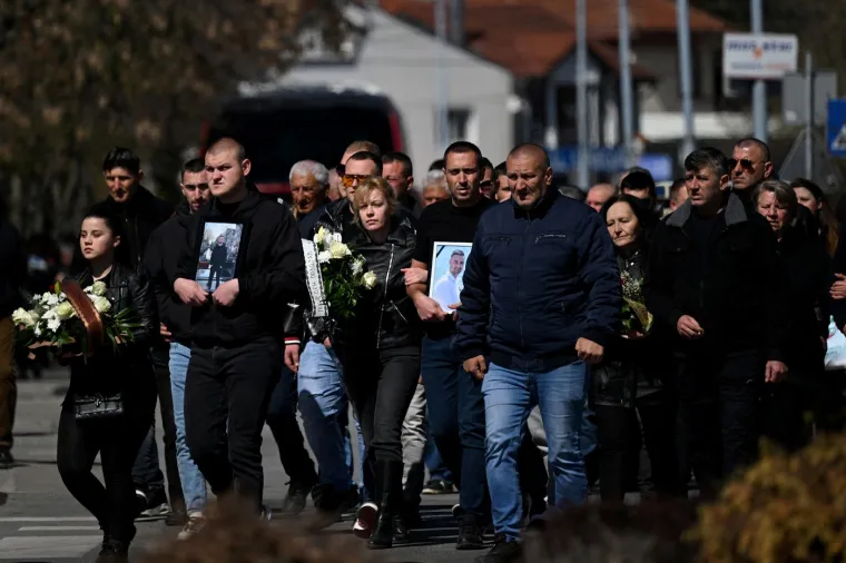 U središtu Kočana nalazi se zeleni šator pod kojim Makedonci i dalje popunjavaju knjigu žalosti. Prolaznici polažu cvijeće i pale svijeće ispod nekoliko desetaka fotografije stradalih. Policija je u srijedu priopćila da novinari mogu pristupiti samo na udaljenost od nekoliko stotina metara od ceremonije kako bi se obiteljima stradalih osigurao mir. Sprovodi u četvrtak kreću i u Skoplju i još pet gradova.