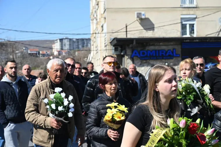 Makedonski ministar unutarnjih poslova Panche Toshkovski kazao je da to nije konačan broj, što znači da će istragom biti obuhvaćena svaka osoba za koju se utvrdi da je svojim djelovanjem ili nedjelovanjem doprinijela tragediji. Ispitano je više desetaka osoba, a vlasti su otvorile istragu o mogućoj korupciji za što se sumnjiči više od 20 osoba, među kojima su dvojica članova grupe DNK, sin vlasnika noćnog kluba, direktor tvrtke koje je njime upravljanja te zaposlenici ministarstva gospodarstva.