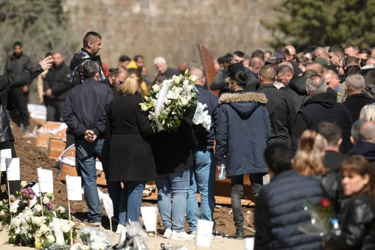 Prizori očaja i boli: Rijeka ljudi oprostila se od poginulih u požaru...