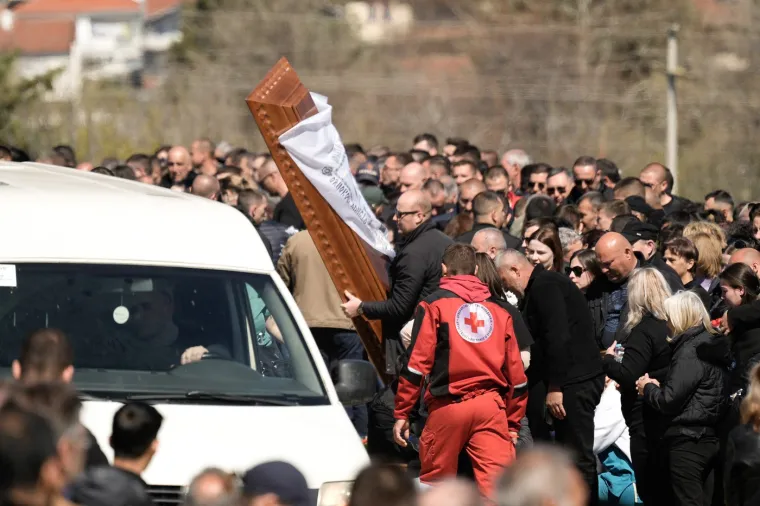 Prizori očaja i boli: Rijeka ljudi oprostila se od poginulih u požaru...