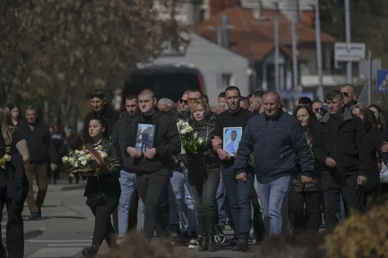 Prizori očaja i boli: Rijeka ljudi oprostila se od poginulih u požaru...
