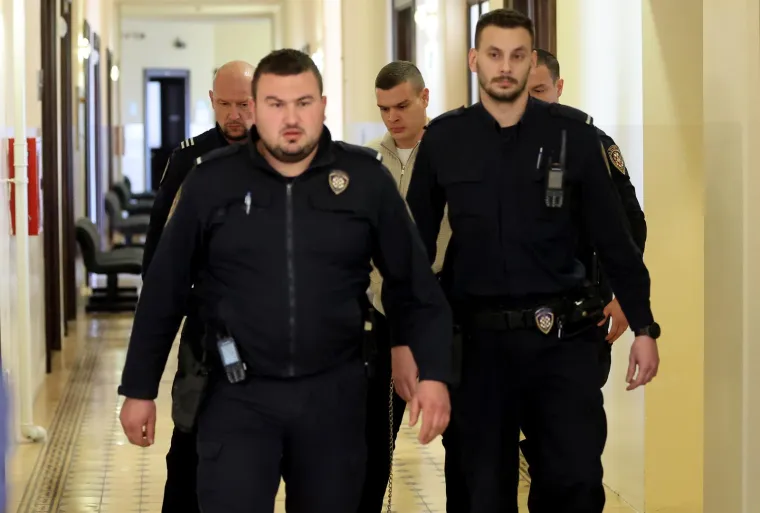 
Suđenje s kojega je na zahtjev tužiteljstva isključena javnost počelo je u srpnju prošle godine, a odvjetnik optuženog izvijestio je da je Smažil priznao krivnju, ali ne za kazneno djelo iz optužnice, već za prouzročenje smrti iz nehaja, u kojem nije bilo namjere
