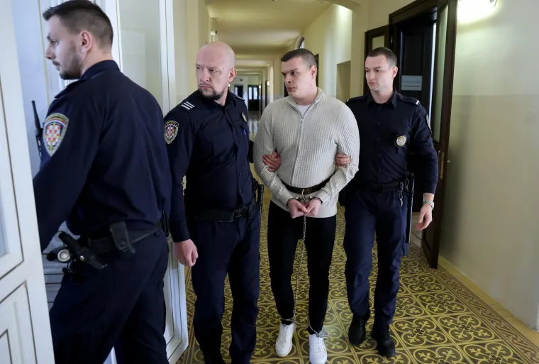 

Tijekom ispitivanja u policiji i Državnom odvjetništvu optuženi Smažil porekao je počinjenje kaznenoga djela, navodeći da nije imao namjeru ubiti Mihaelu Berak, već da je do pucanja i ispaljenja metka došlo prilikom neopreznog rukovanja pištoljem