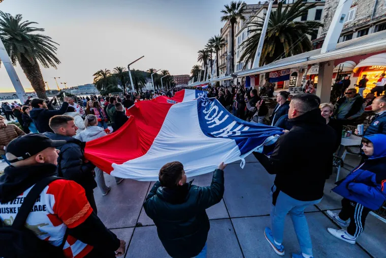 Nosili su je gradom, dok su okupljeni pjevali navijačke pjesme i tako im pružali podr&scaron;ku