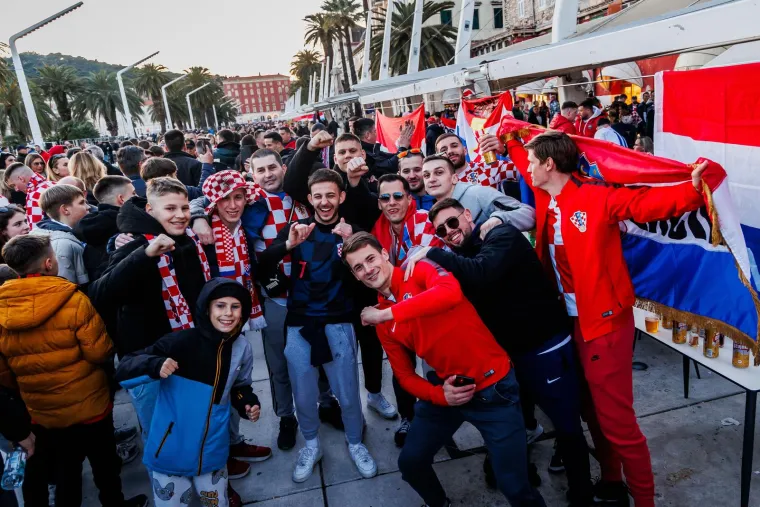 Kockice nikada nisu bile veće: Navijači na Rivi razvukli ogromnu zastavu, atmosfera se usijala