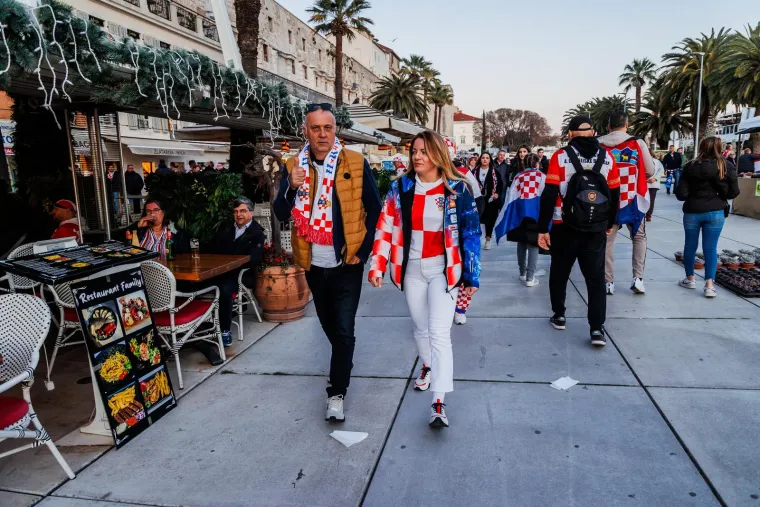Kockice nikada nisu bile veće: Navijači na Rivi razvukli ogromnu zastavu, atmosfera se usijala