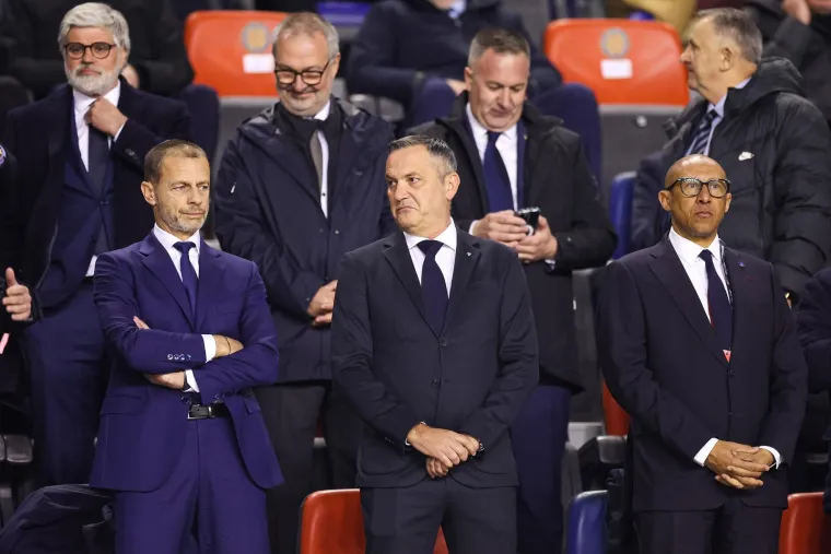 U svečanoj loži predsjednik HNS-a Marijan kustić smjestio se između predsjednika UEFA-e Aleksandera Čeferina i predsjednika Francuskog nogometnog saveza Philippea Dialla