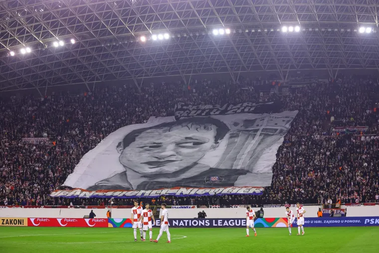 Na istočnoj tribini razvijena je velika fotografija na kojoj je Hrvatima najomiljeniji Francuz, vukovarski branitelj Jean-Michel Nicolier.