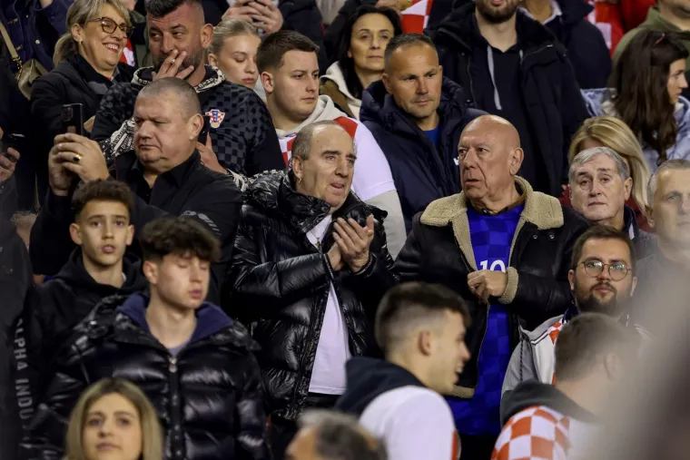 Na utakmicu je stigao i legendarni zadarski pjevač Mladen Grdović