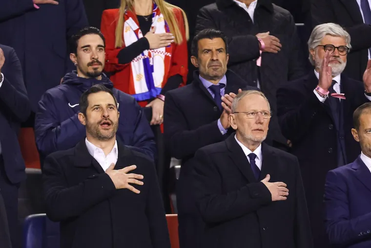 Odmah pored asanovića nalazi se legendarni portugalski nogometaš Luis Figo, a tu je i naša legenda Šime Vrsaljko