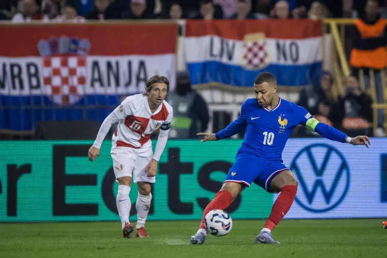 Dva kapetana, Luka Modrić i Kylian Mbappé.