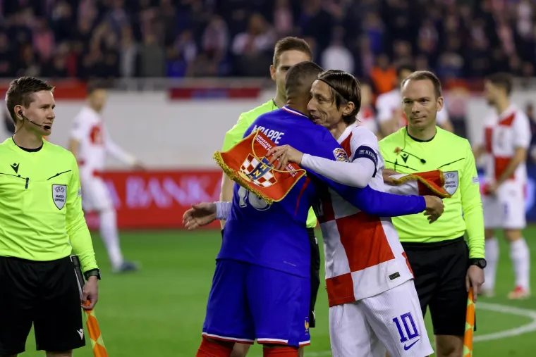 Srdačan pozdrav kapetana uoči prve četvrtfinalne utakmice Hrvatske i Francuske. Vatreni su slavili u prvom dvoboju, odigranom u Splitu, s :2:0, a Francuzi su u uzvratu pobijedili istim rezultatom i na kraju su o pobjedniku odlučivali jedanaesterci u kojima su &apos;Tricolori&quot; bili s(p)retniji