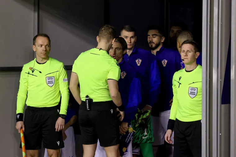 Svi su primijetili Modrićev razgovor sa sucem uoči utakmice.