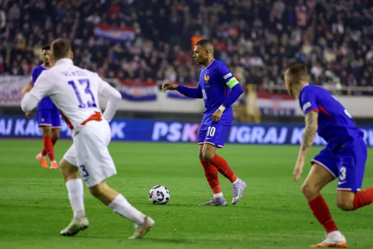 Mbapp&eacute; napada i probija na&scaron;e linije, srećom nije to uspio napraviti mnogo puta.