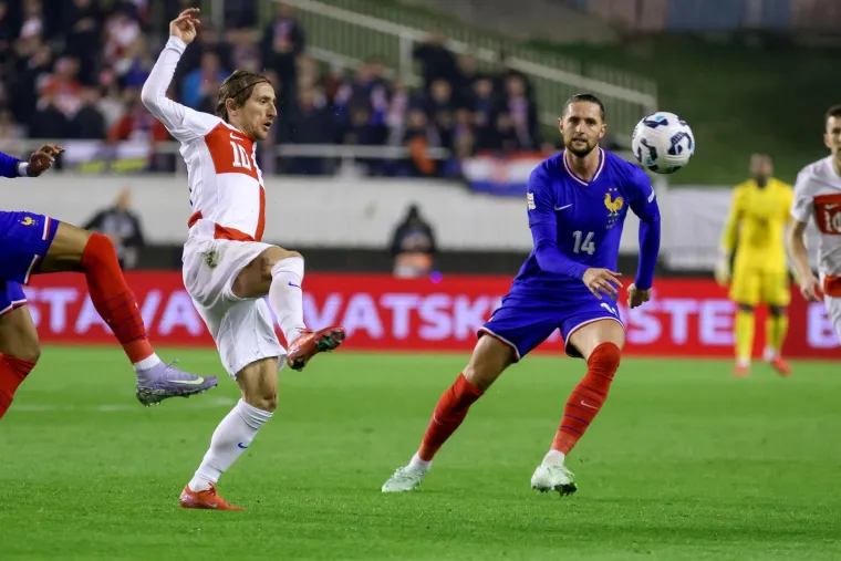 Modrić u dvoboju s Rabiotom...