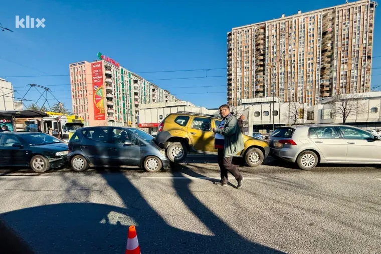 Na mjesto nesreće stigle su policijske patrole i hitne pomoći 