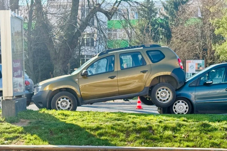 Prema fotografijama izgleda da je najgore prošla žuta Dacia Duster