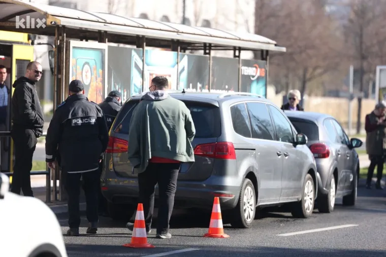 U lančanom sudaru u petak ujutro u Sarajevu, sudjelovalo je čak 10 automobila