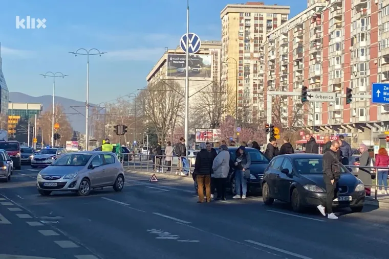 Dvije osobe su ozlijeđene i prevezene su na kliniku urgentne medicine (KUM) gdje će im utvrditi jačinu ozljeda. 