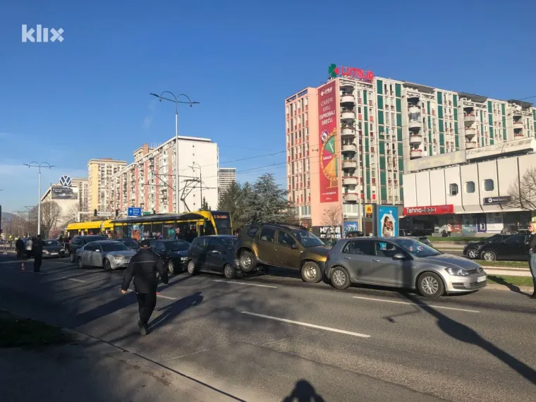 Prometna nesreća dogodila se u ulici Zmaja od Bosne jutros u 7.10 sati, a iz Operativnog centra MUP-a Kantona Sarajevo rekli su da je na vozilima pričinjena materijalna šteta.