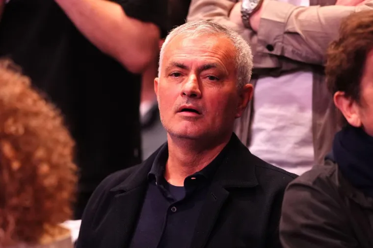 Jose Mourinho gleda UFC Fight Night 255 event u O2 Areni u Londonu. 