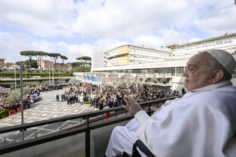 Papa snimljen u trenutku napuštanja bolnice. Tko je žena s cvijetom koju je posebno pozdravio s balkona?