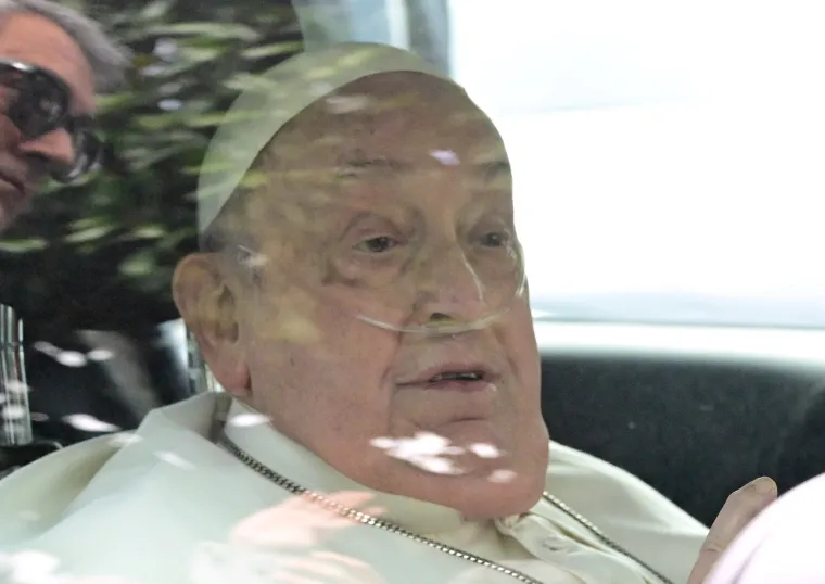 Papa snimljen u trenutku napuštanja bolnice. Tko je žena s cvijetom koju je posebno pozdravio s balkona?