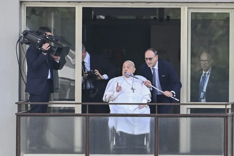 Papa snimljen u trenutku napuštanja bolnice. Tko je žena s cvijetom koju je posebno pozdravio s balkona?