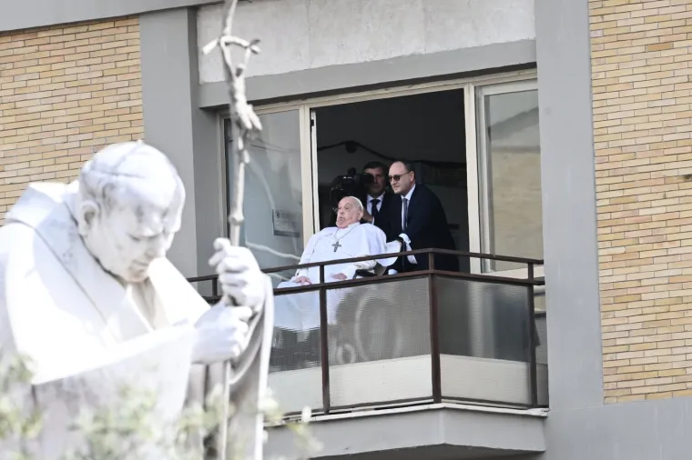 Papa snimljen u trenutku napuštanja bolnice. Tko je žena s cvijetom koju je posebno pozdravio s balkona?