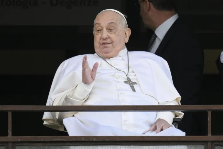 Papa snimljen u trenutku napuštanja bolnice. Tko je žena s cvijetom koju je posebno pozdravio s balkona?
