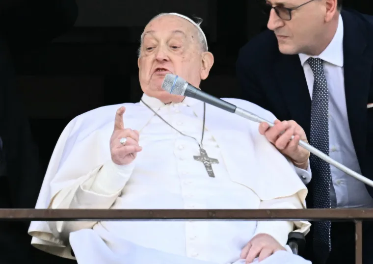 Papa snimljen u trenutku napuštanja bolnice. Tko je žena s cvijetom koju je posebno pozdravio s balkona?