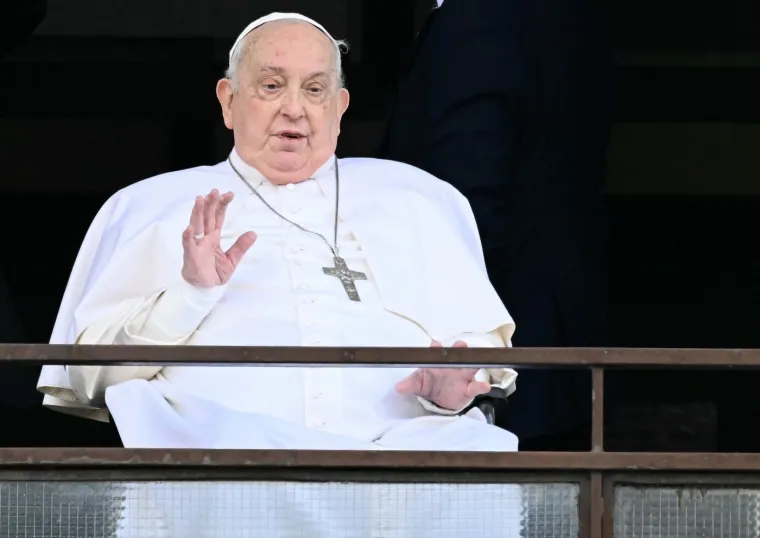 Papa snimljen u trenutku napuštanja bolnice. Tko je žena s cvijetom koju je posebno pozdravio s balkona?