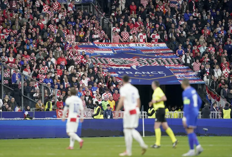 Show hrvatskih navijača: Oduševili bakljadom i porukom za našeg Jean-Michel Nicoliera