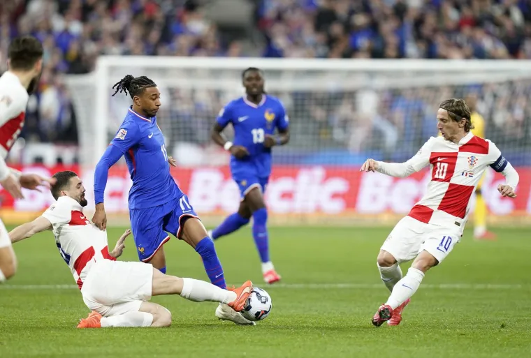 Show hrvatskih navijača: Oduševili bakljadom i porukom za našeg Jean-Michel Nicoliera